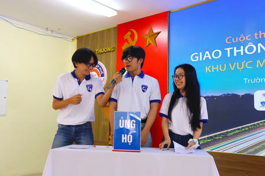 Các cử nhân Công nghệ thông tin đứng đầu Vòng miền Trung Cuộc thi Tranh biện Giao thông Xanh