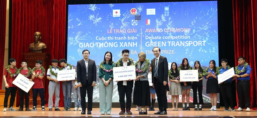 Các chàng trai Bách Khoa đạt giải Nhất Cuộc thi Tranh biện Giao thông Xanh
