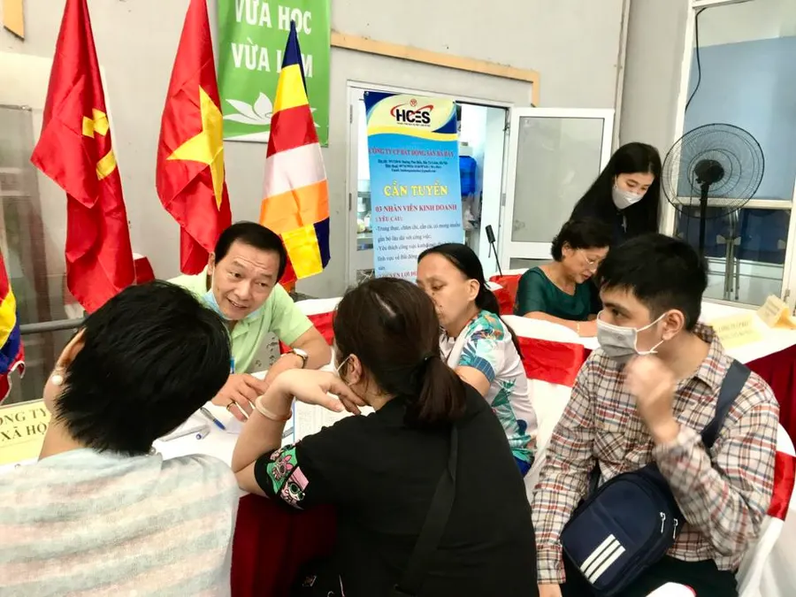 Từ sáng ngày 8/9 có nhiều thanh niên khuyết tật đến tham dự Hội chợ việc làm cho thanh niên khuyết tật tại Sàn Giao dịch việc làm 215 Trung Kính. Ảnh: Trần Oanh.