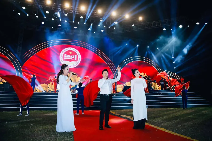 Bộ trưởng Bộ Nguyễn Chí Dũng được Công đoàn Viên chức Việt Nam trao giải Cống hiến