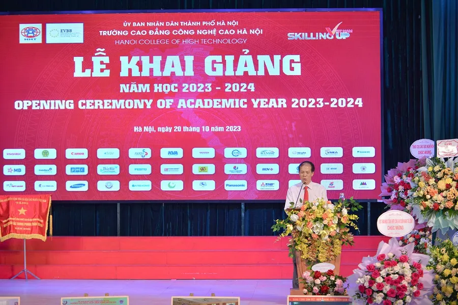 Lễ khai giảng ý nghĩa: Trường CĐ Công nghệ cao Hà Nội nhận cở thi đua của Chính phủ