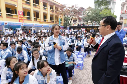 Gần 3.000 học sinh đến với Ngày hội tư vấn giáo dục nghề nghiệp, việc làm