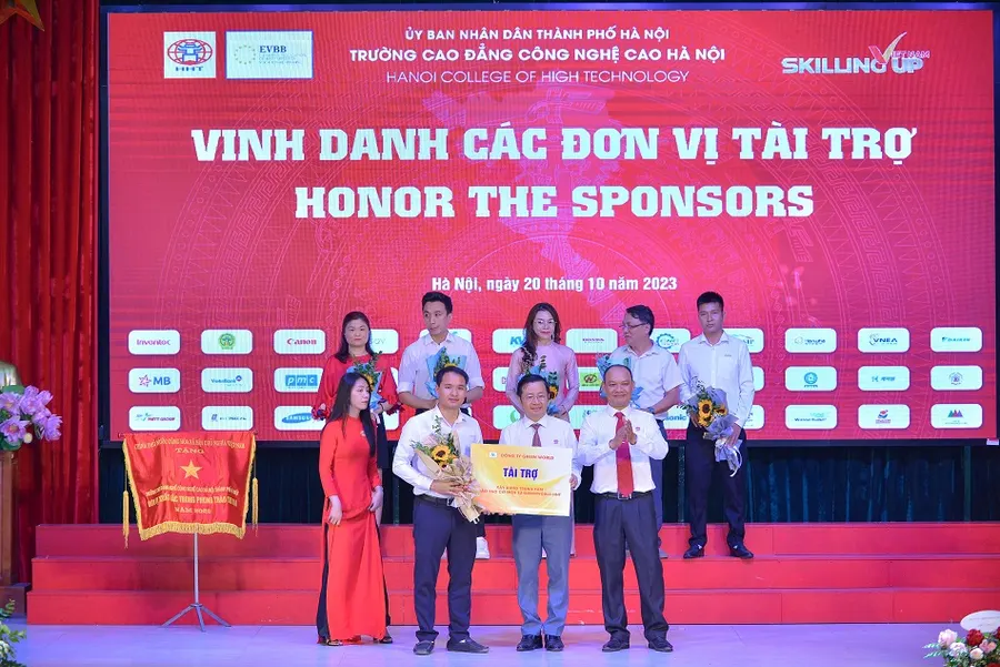 Lễ khai giảng ý nghĩa: Trường CĐ Công nghệ cao Hà Nội nhận cở thi đua của Chính phủ