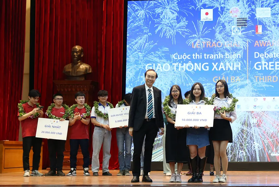 Các chàng trai Bách Khoa đạt giải Nhất Cuộc thi Tranh biện Giao thông Xanh