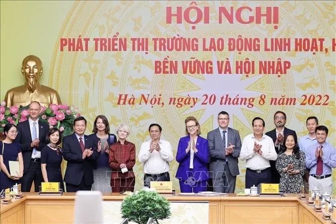 Thủ tướng chủ trì Hội nghị trực tuyến toàn quốc về phát triển thị trường lao động
