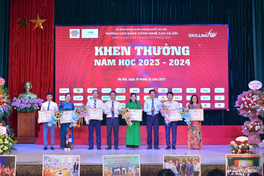 Lễ khai giảng ý nghĩa: Trường CĐ Công nghệ cao Hà Nội nhận cở thi đua của Chính phủ