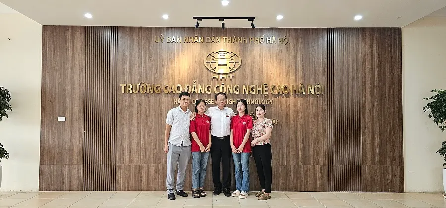 Cặp song sinh "học bá nhà HHT'