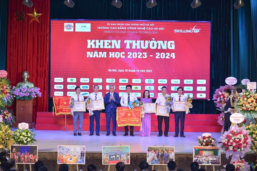 Lễ khai giảng ý nghĩa: Trường CĐ Công nghệ cao Hà Nội nhận cở thi đua của Chính phủ