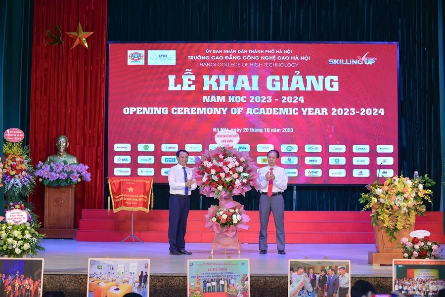 Lễ khai giảng ý nghĩa: Trường CĐ Công nghệ cao Hà Nội nhận cở thi đua của Chính phủ