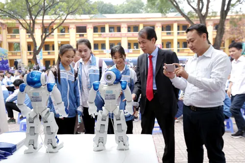 Gần 3.000 học sinh đến với Ngày hội tư vấn giáo dục nghề nghiệp, việc làm