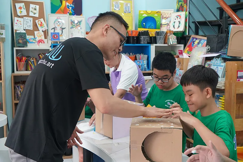 Vui Tết Trung thu cho trẻ tự kỷ Hà Nội