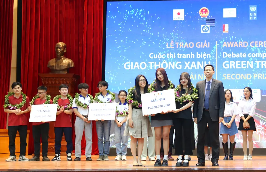 Các chàng trai Bách Khoa đạt giải Nhất Cuộc thi Tranh biện Giao thông Xanh