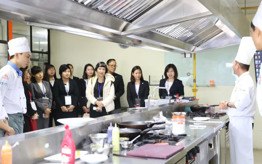 Nhân sự ngành Nhà hàng - Khách sạn thay đổi để thích ứng với cách mạng 4.0
