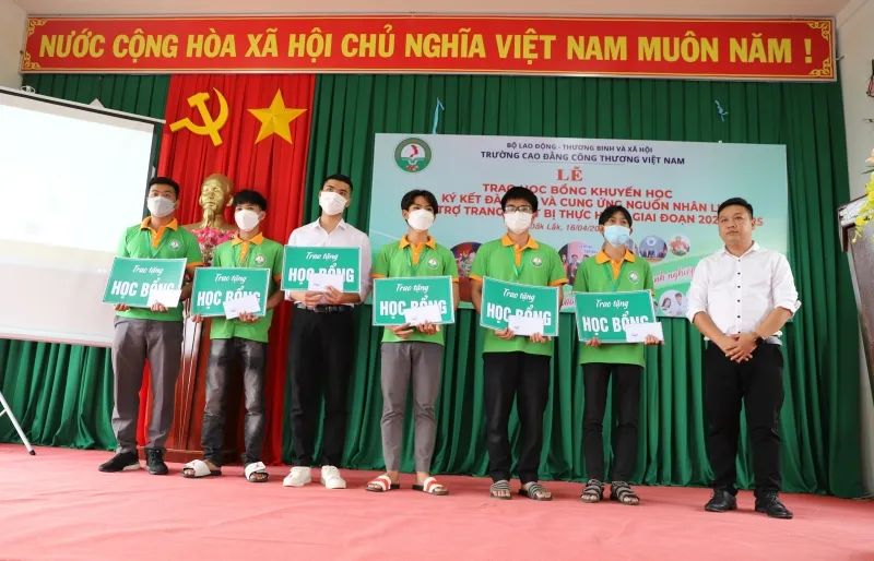 Trường CĐ Công Thương trao học bổng khuyến học, ký kết đào tạo cung ứng nguồn lao động tại Đắk Lắk