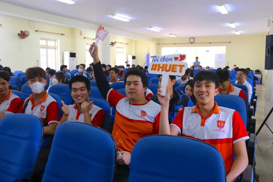 Các cử nhân Công nghệ thông tin đứng đầu Vòng miền Trung Cuộc thi Tranh biện Giao thông Xanh