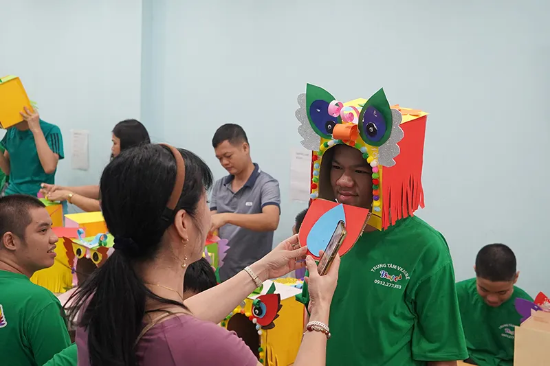 Vui Tết Trung thu cho trẻ tự kỷ Hà Nội