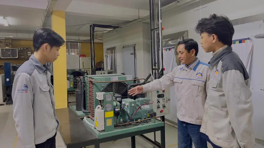 Học sinh đang học nghề Kỹ thuật máy lạnh và điều hòa không khí tại trường Cao đẳng nghề Công nghiệp Hà Nội.