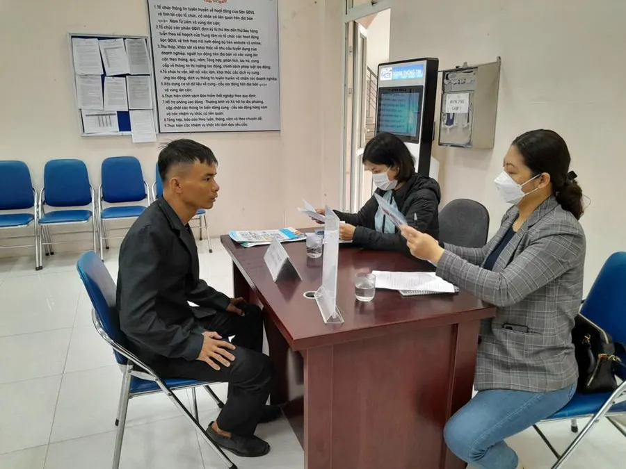 Doanh nghiệp phỏng vấn người lao động tại Sàn Giao dịch việc làm vệ tinh Nam Từ Liêm.