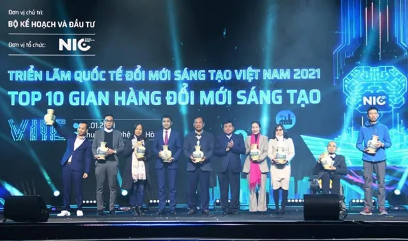 Bộ trưởng Bộ Nguyễn Chí Dũng được Công đoàn Viên chức Việt Nam trao giải Cống hiến