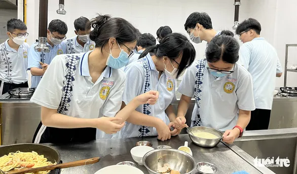 Học sinh lớp 9 thích thú trải nghiệm tìm hiểu ngành nghề - Ảnh 3.