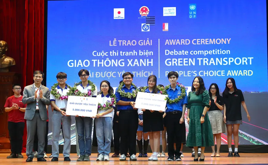 Các chàng trai Bách Khoa đạt giải Nhất Cuộc thi Tranh biện Giao thông Xanh