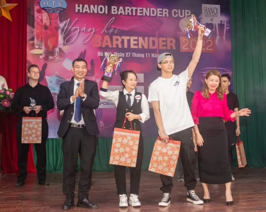 Ban tổ chức trao giải Nhất cho 2 Bartender