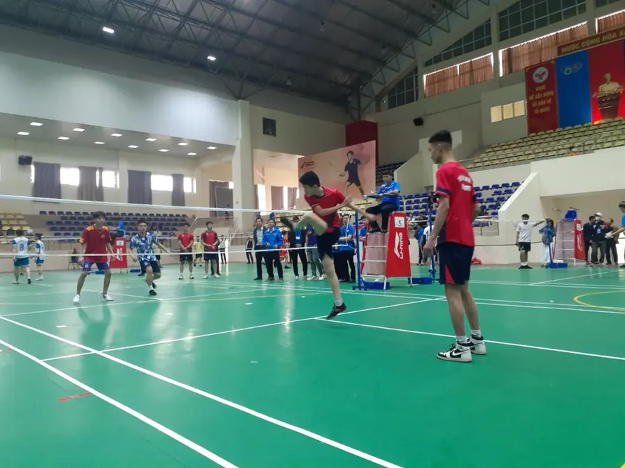 Học sinh trường Trung cấp nghề Công nghệ Tây An thi đấu môn cầu lông.