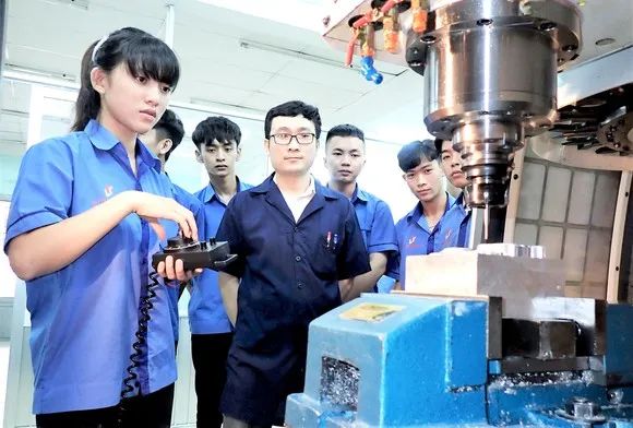 Doanh nghiệp trả lương chính thức cho sinh viên nghề tới thực tập