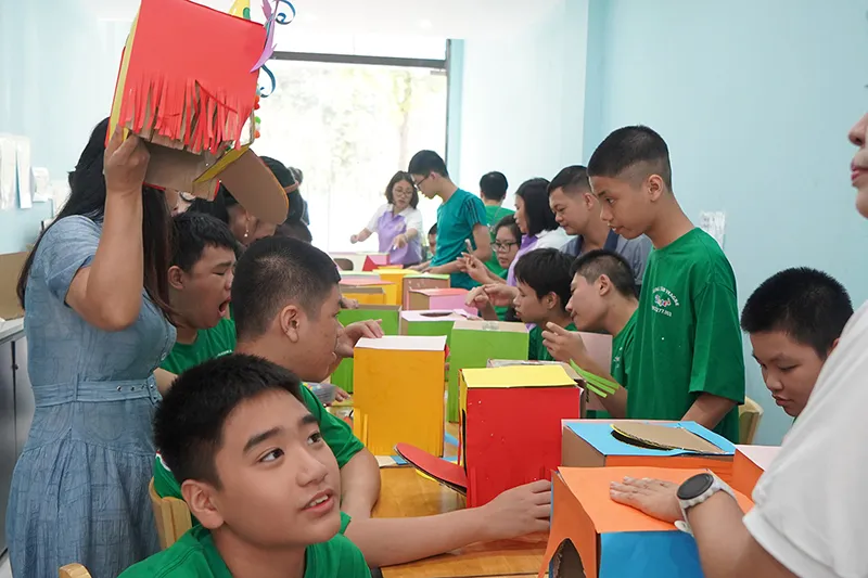Vui Tết Trung thu cho trẻ tự kỷ Hà Nội