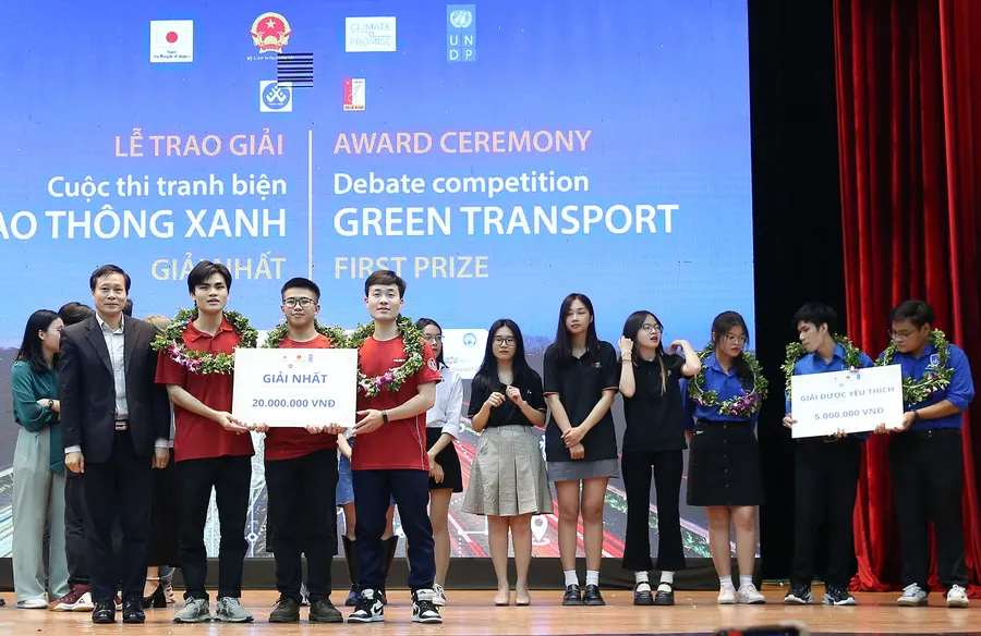 Các chàng trai Bách Khoa đạt giải Nhất Cuộc thi Tranh biện Giao thông Xanh