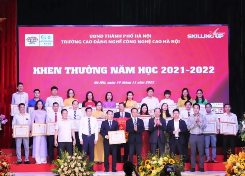 Trường cao đẳng nghề nhận tài trợ gần 4,5 tỷ đồng trong lễ khai giảng