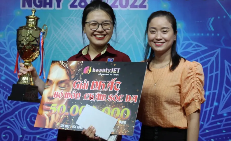 Nữ sinh trường nghề đạt giải nhất cuộc thi chăm sóc sắc đẹp
