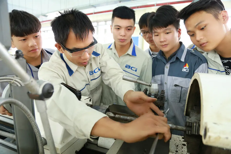 Trường nghề thêm ngành mới, tuyển sinh sớm để hút thí sinh