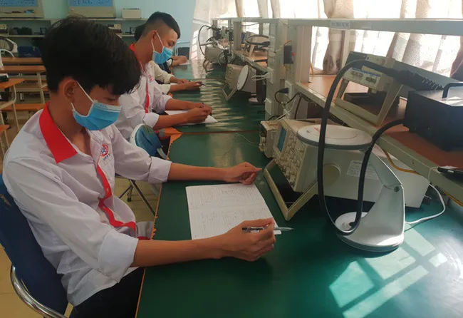 Học sinh, sinh viên các trường nghề náo nức trở lại trường