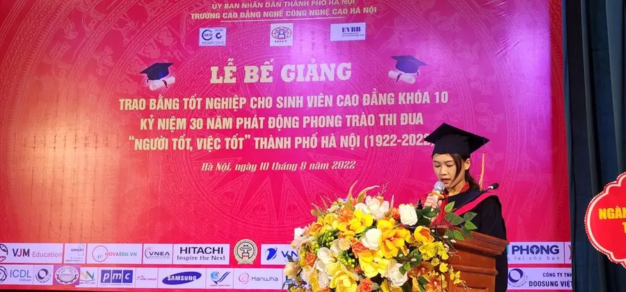 Em Nguyễn Minh Thảo là sinh viên khóa 10, khoa Chăm sóc sắc đẹp rất vinh dự thay mặt cho tất cả các bạn được nhận bằng gửi lời cảm ơn chân thành tới các thầy cô giáo đã đào tạo nghề để có công việc ngay khi ra trường với mức thu nhập khá.