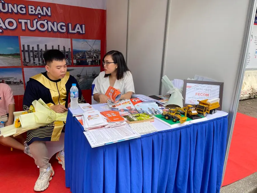 Các tân cử nhân, tân kỹ sư trường Đại học Thủy lợi được cán bộ Công ty  CP Fecon tư vấn nghề nghiệp và ứng tuyển.