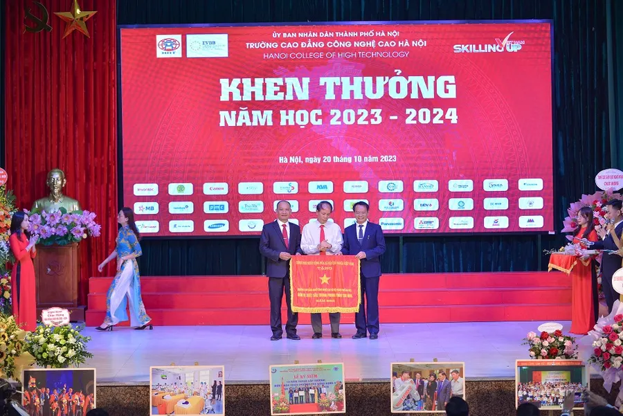Lễ khai giảng ý nghĩa: Trường CĐ Công nghệ cao Hà Nội nhận cở thi đua của Chính phủ