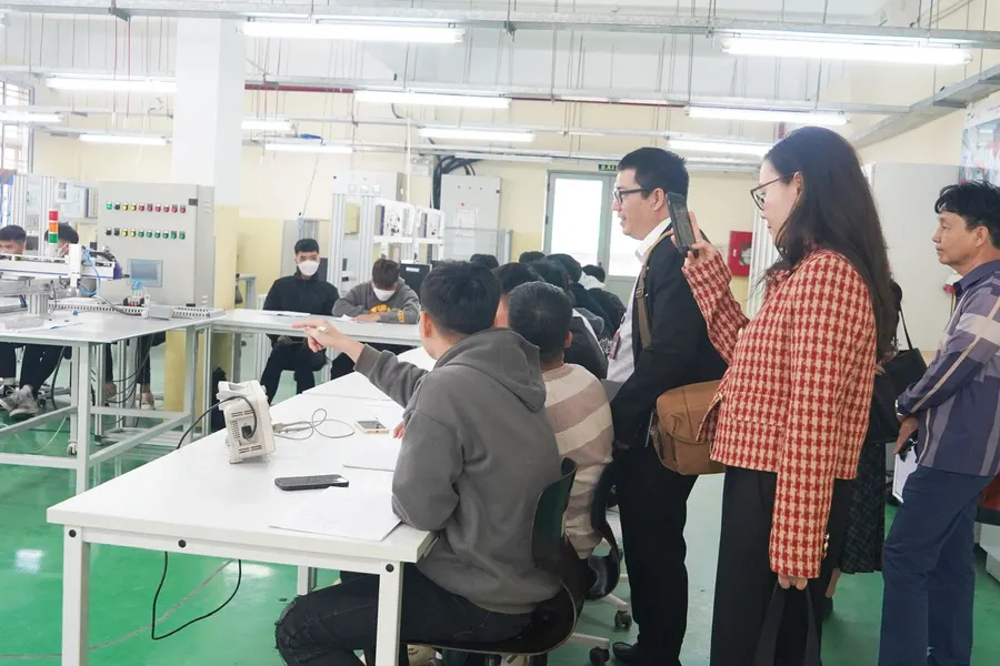 Đại diện BTC hội thảo "Hợp tác Đào tạo nghề Việt Nam - Phần Lan" thăm một số trường đăng ký tham gia