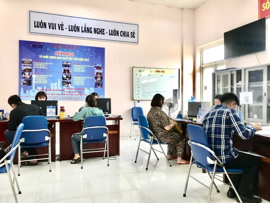 Hiện nay, mỗi ngày có khoảng 20 người đến Sàn Giao dịch việc làm vệ tinh Nam Từ Liêm đề nghị được hưởng chính sách bảo hiểm thất nghiệp. Ảnh: Trần Oanh.