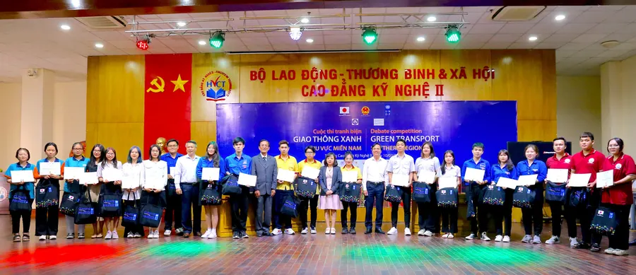 Các bác sĩ, kỹ sư, doanh nhân tương lai đứng nhất Vòng Khu vực Cuộc thi tranh biện Giao thông Xanh