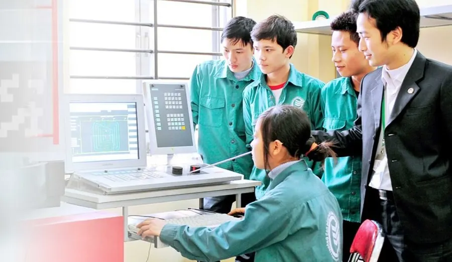 Học viên thực hành trên máy tính cùng giảng viên