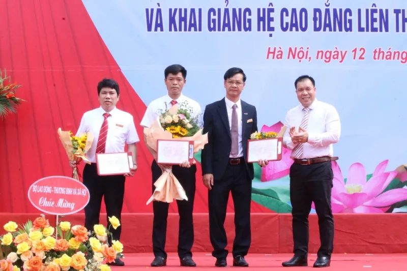 Trường CĐ Kỹ thuật công nghệ trao bằng tốt nghiệp cho 481 sinh viên, khai giảng CĐ liên thông
