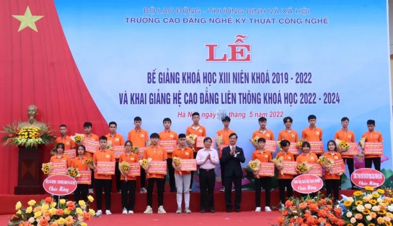 Trường CĐ Kỹ thuật công nghệ trao bằng tốt nghiệp cho 481 sinh viên, khai giảng CĐ liên thông
