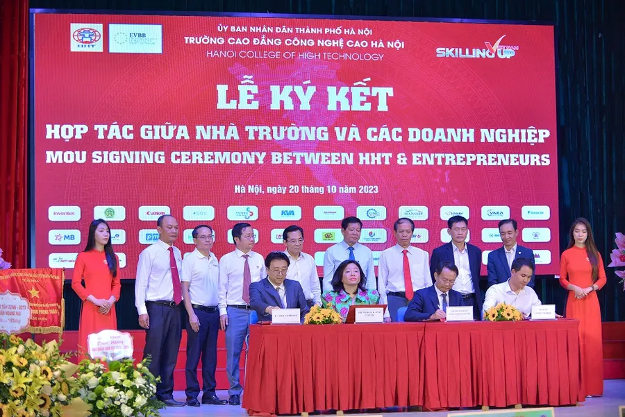 Lễ khai giảng ý nghĩa: Trường CĐ Công nghệ cao Hà Nội nhận cở thi đua của Chính phủ