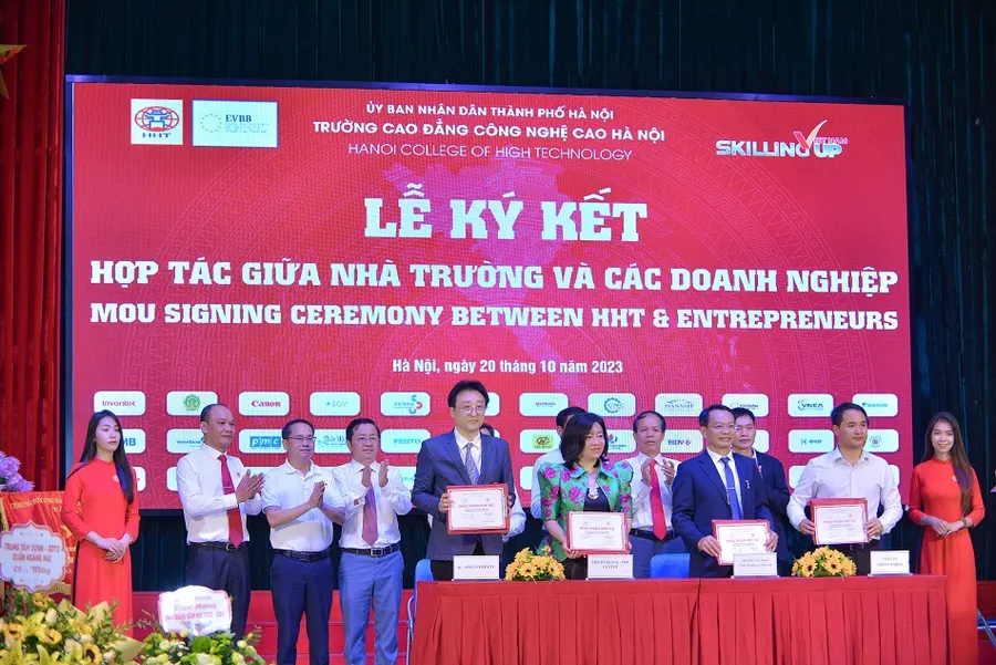 Lễ khai giảng ý nghĩa: Trường CĐ Công nghệ cao Hà Nội nhận cở thi đua của Chính phủ