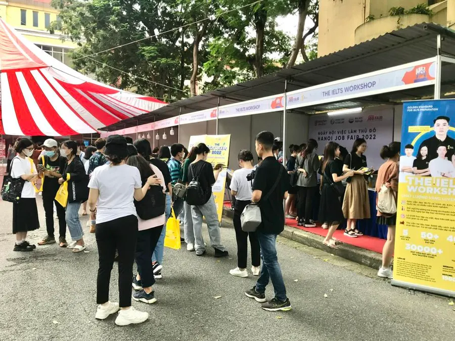 Ngày hội việc làm Thủ đô – Hanoi Job Fair 2022 thu hút nhiều sinh viên trường Đại học Thủy lợi và sinh viên các trường khác trên địa bàn Hà Nội tham gia. Ảnh: Trần Oanh.