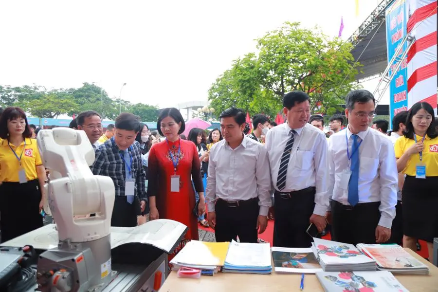 Các cơ sở giáo dục nghề nghiệp giới thiệu mô hình đào tạo, thực hành tại ngày hội.